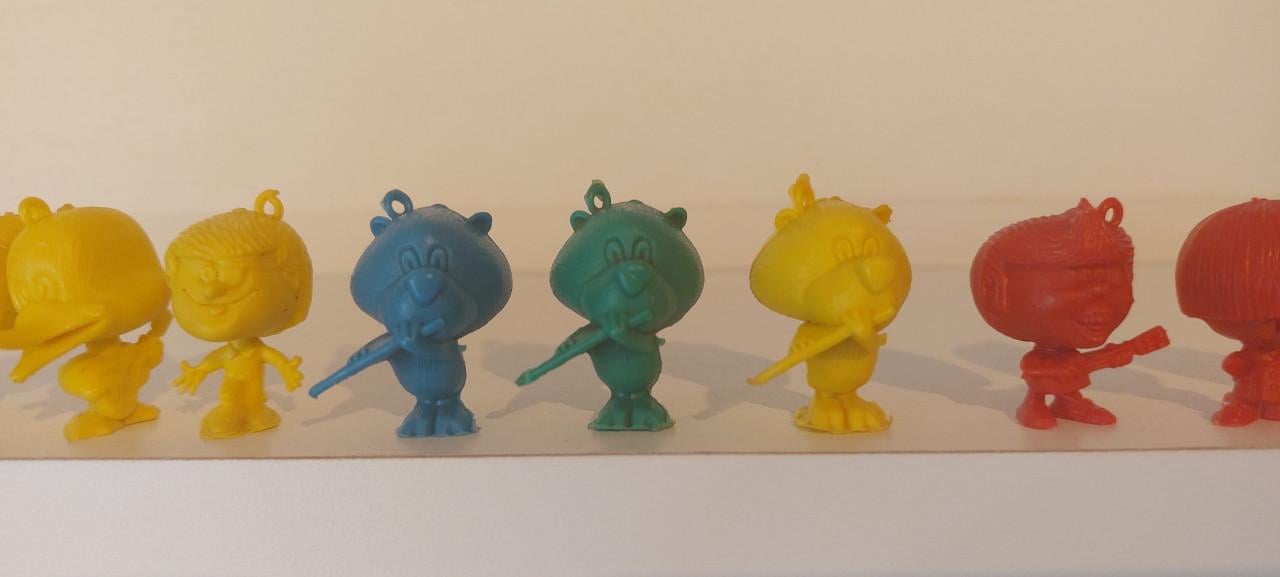 Te koop 18 stuks Dunkin Beatniks plastic poppetjes uit 1971
