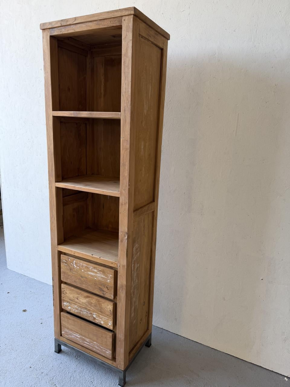 Stoere industriële houten kast