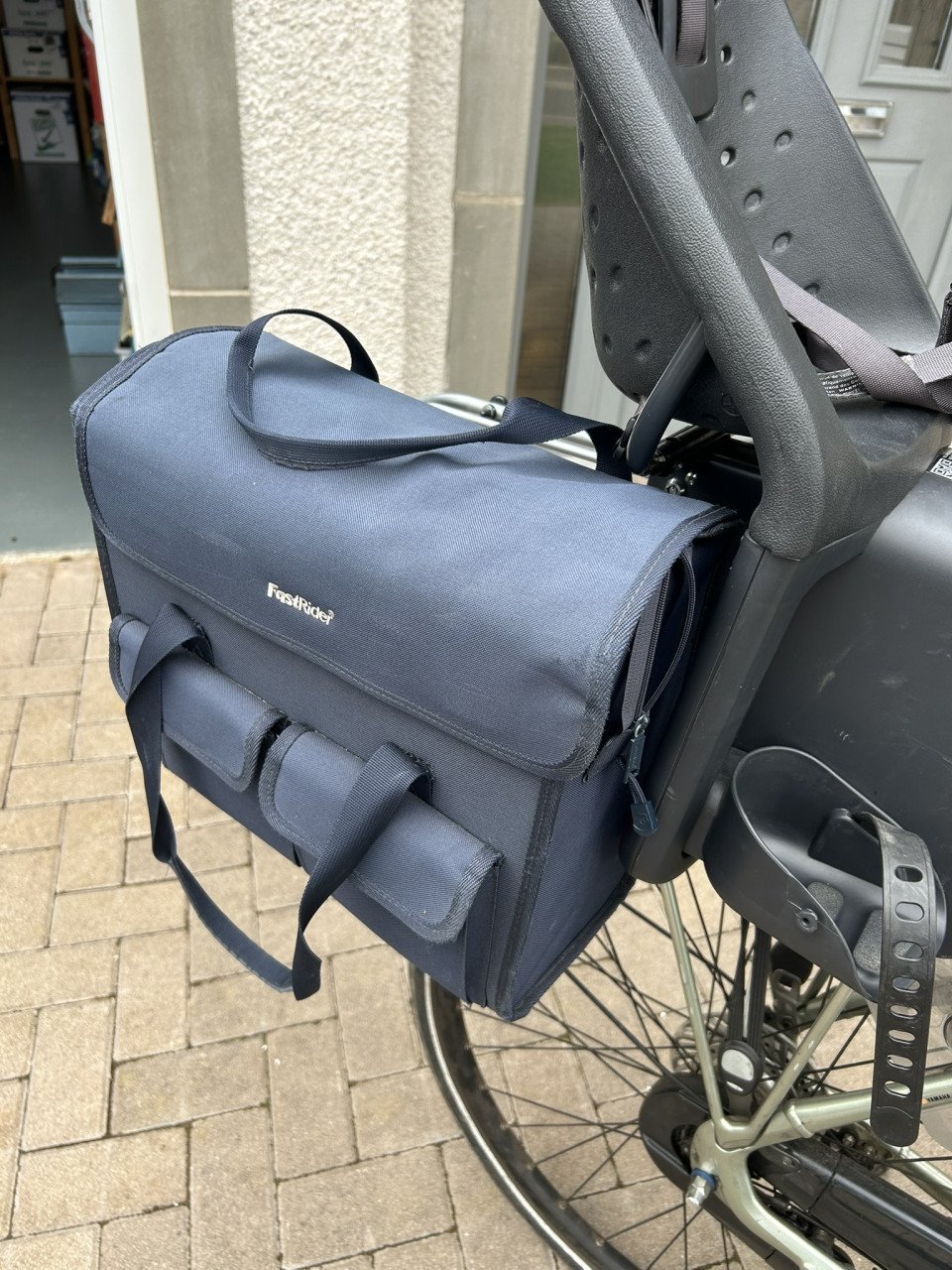 Twee Yepp achter kinder fietsstoelen