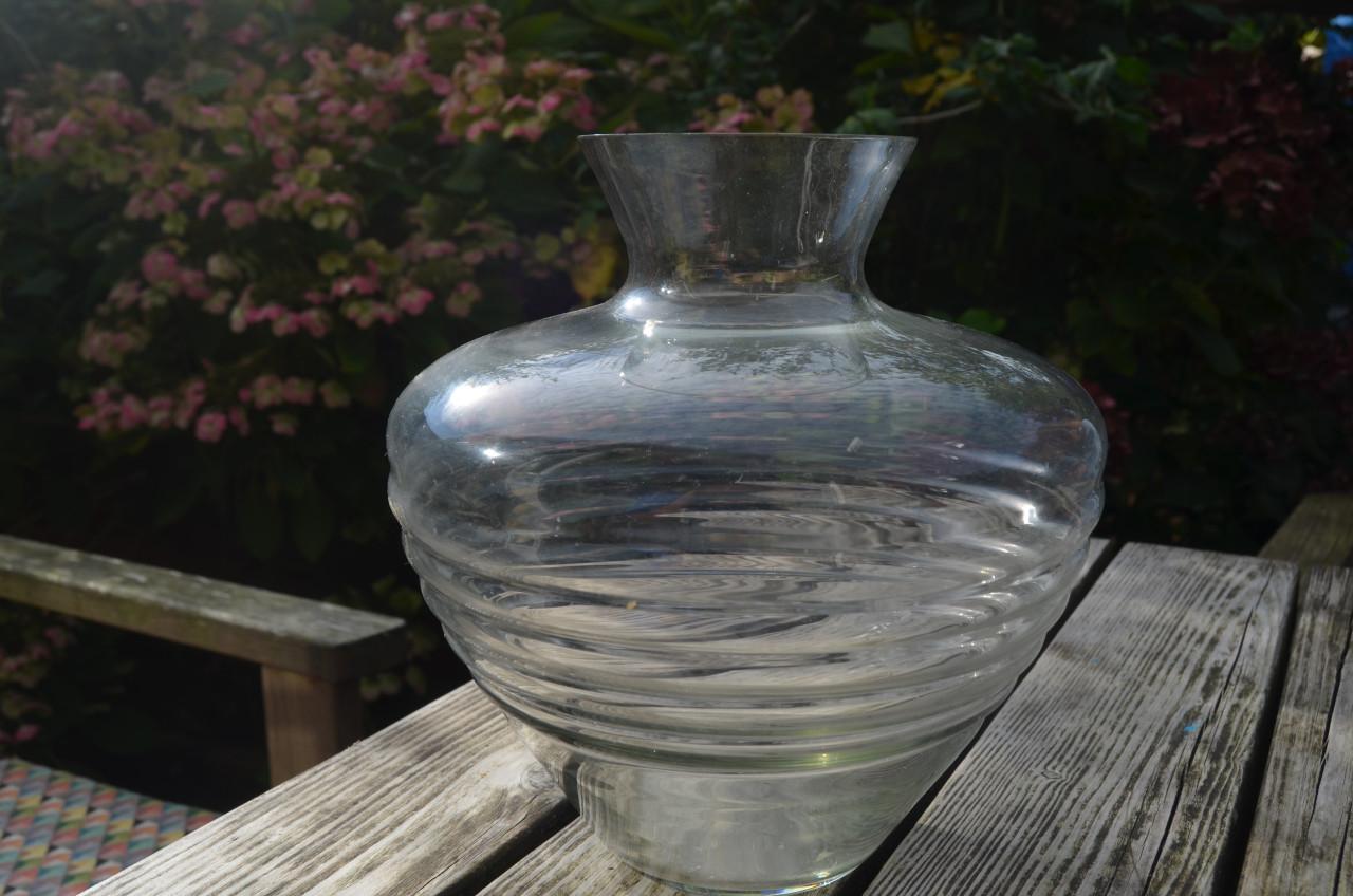 Flinke glazen vaas, geribbeld. 'Leerdam' is mij verteld.