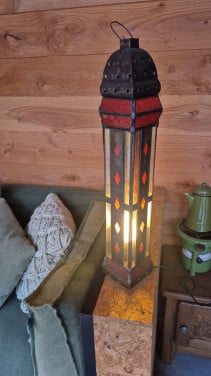 Lamp met gekleurd glas