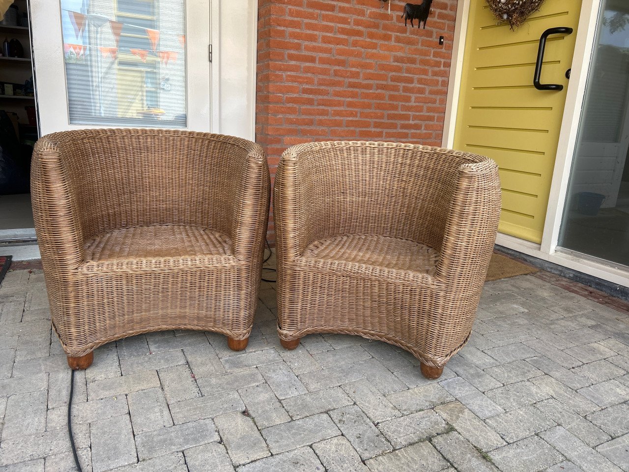 2 rotan stoelen