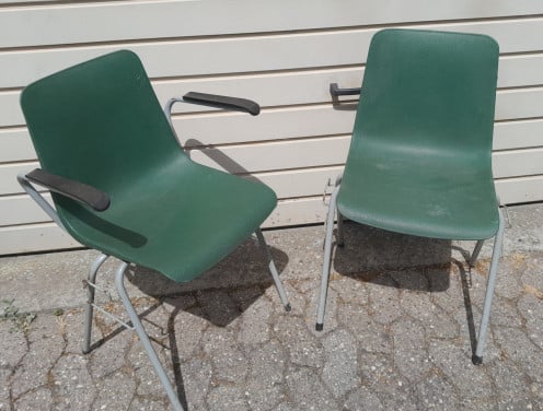 5 stoelen met kunststof rug/zitting en metalen onderstel