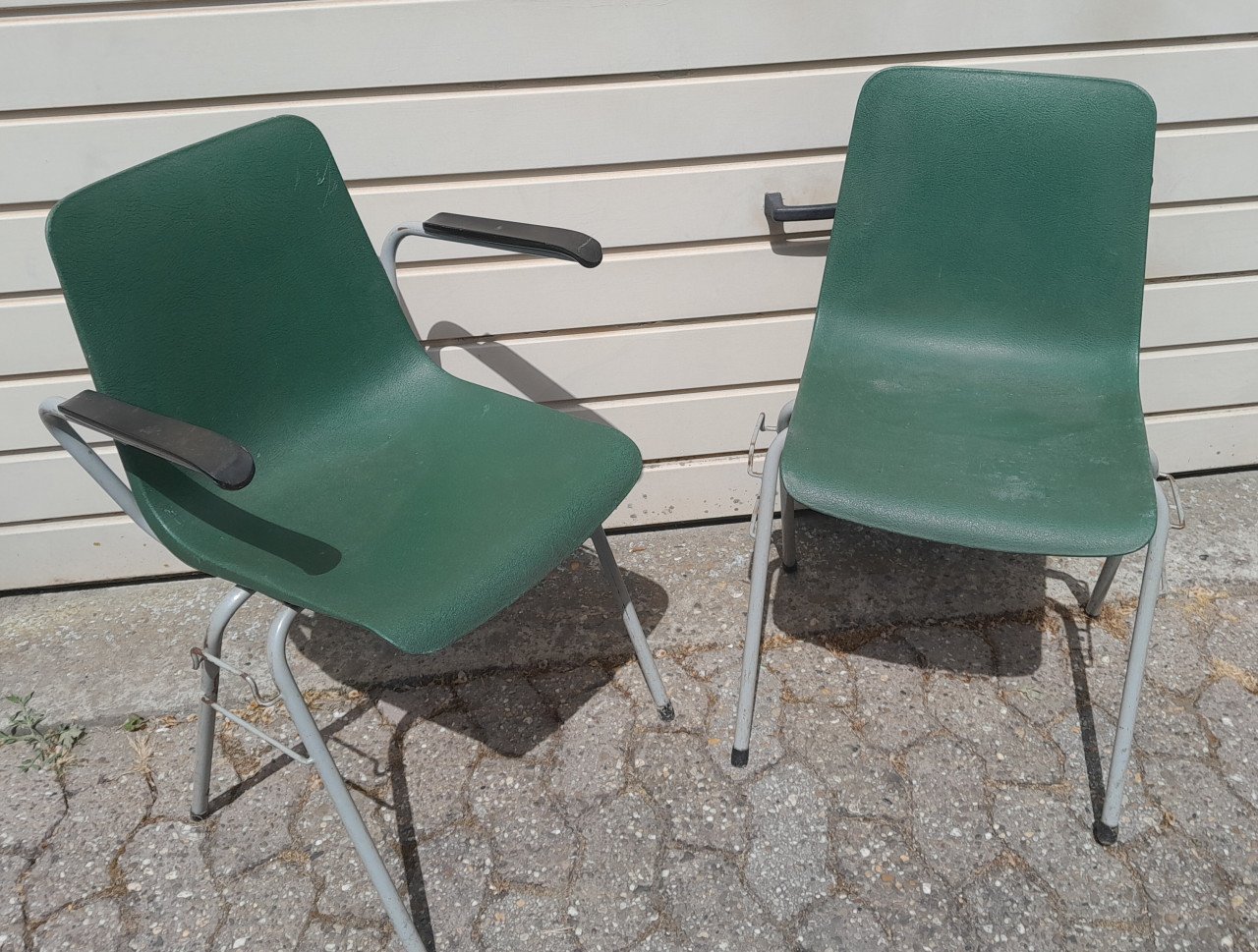 5 stoelen met kunststof rug/zitting en metalen onderstel