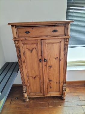 Oud-grenen meidenkast