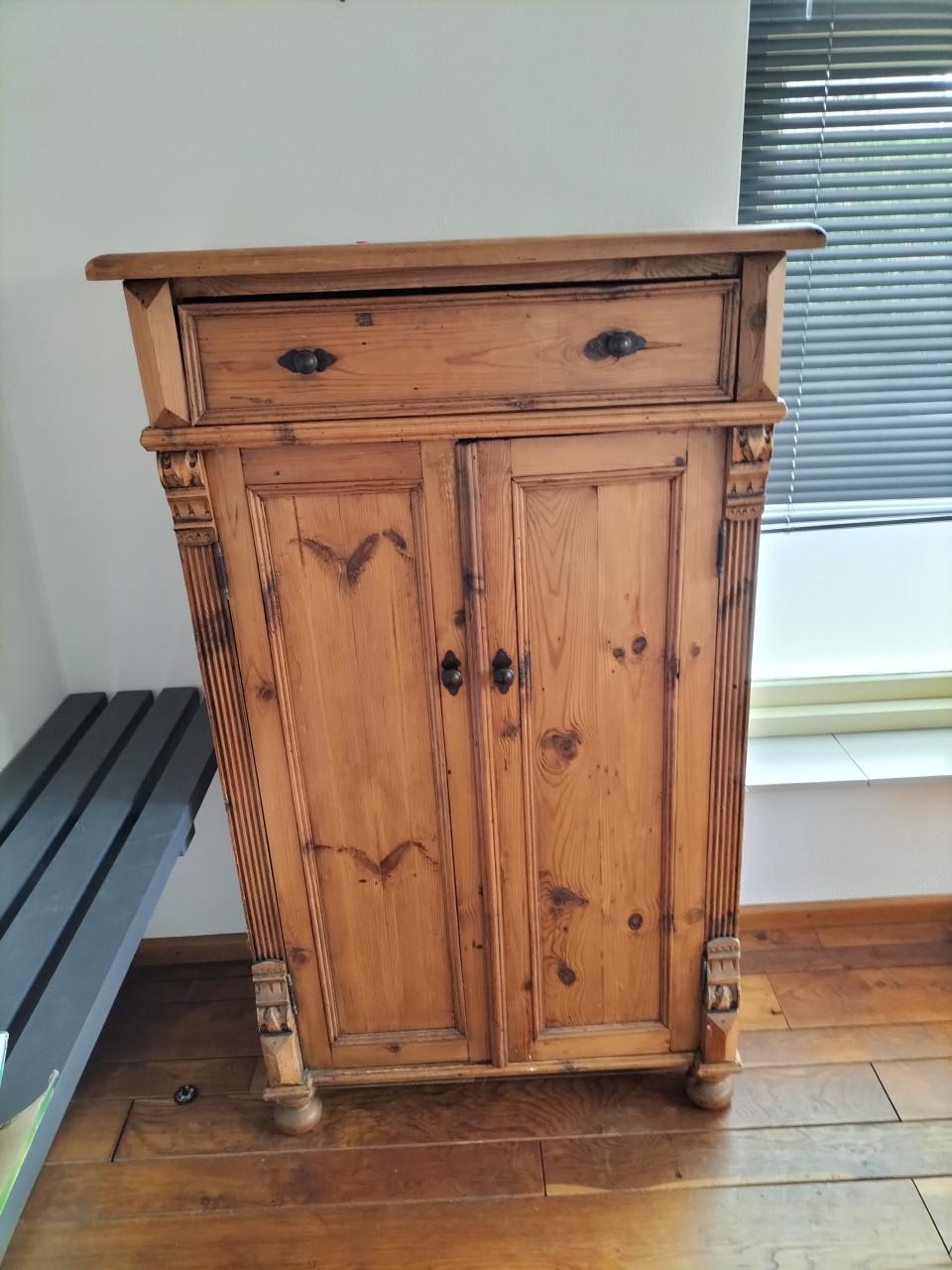 Oud-grenen meidenkast