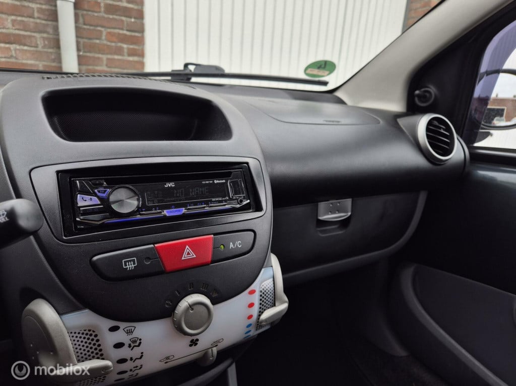 Peugeot 107 1.0 xs automaat / 5- deurs / airco / bluetooth