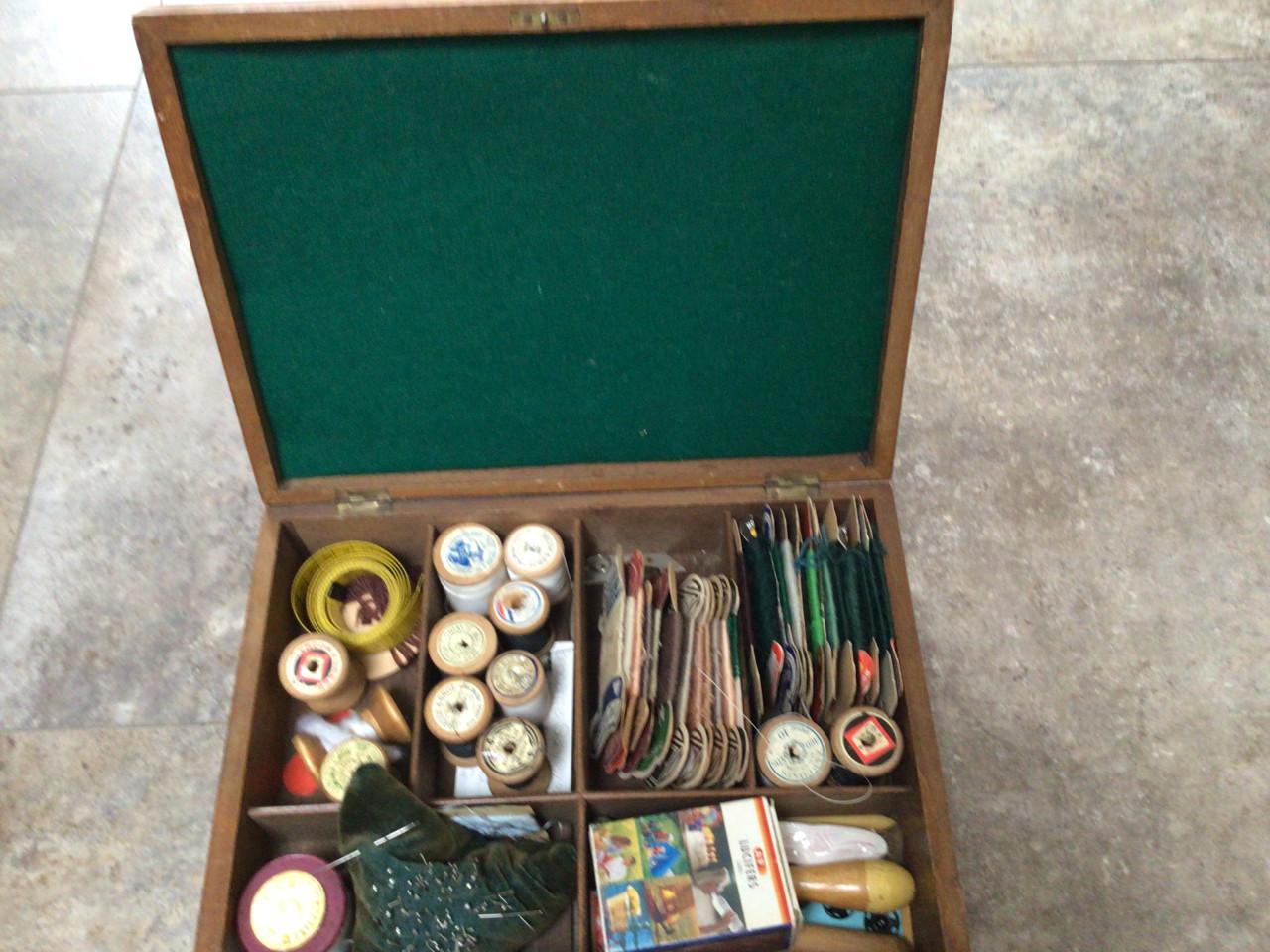 Twee brocante naai dozen