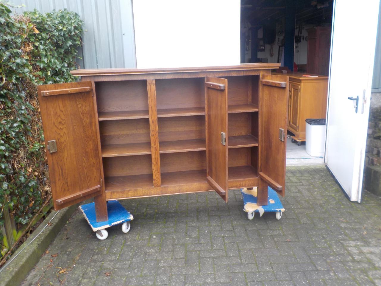 Mooie kwaliteit massief eiken wandmeubel in zeer goede staat