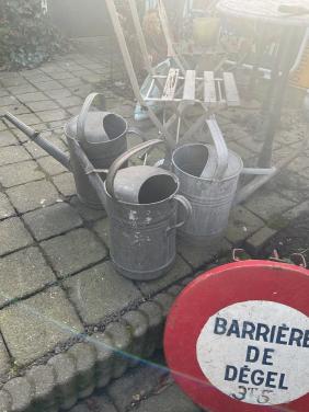Oude zinken gieters