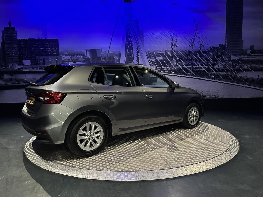 Skoda Fabia 1.0 tsi business edition *camera*pdc*winterpack*app*navi*