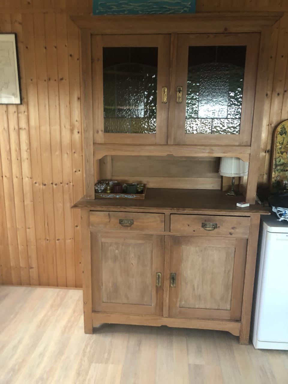 Grenen buffetkastje met glas in lood raampjes