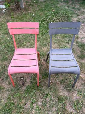 Twee stevige tuinstoelen