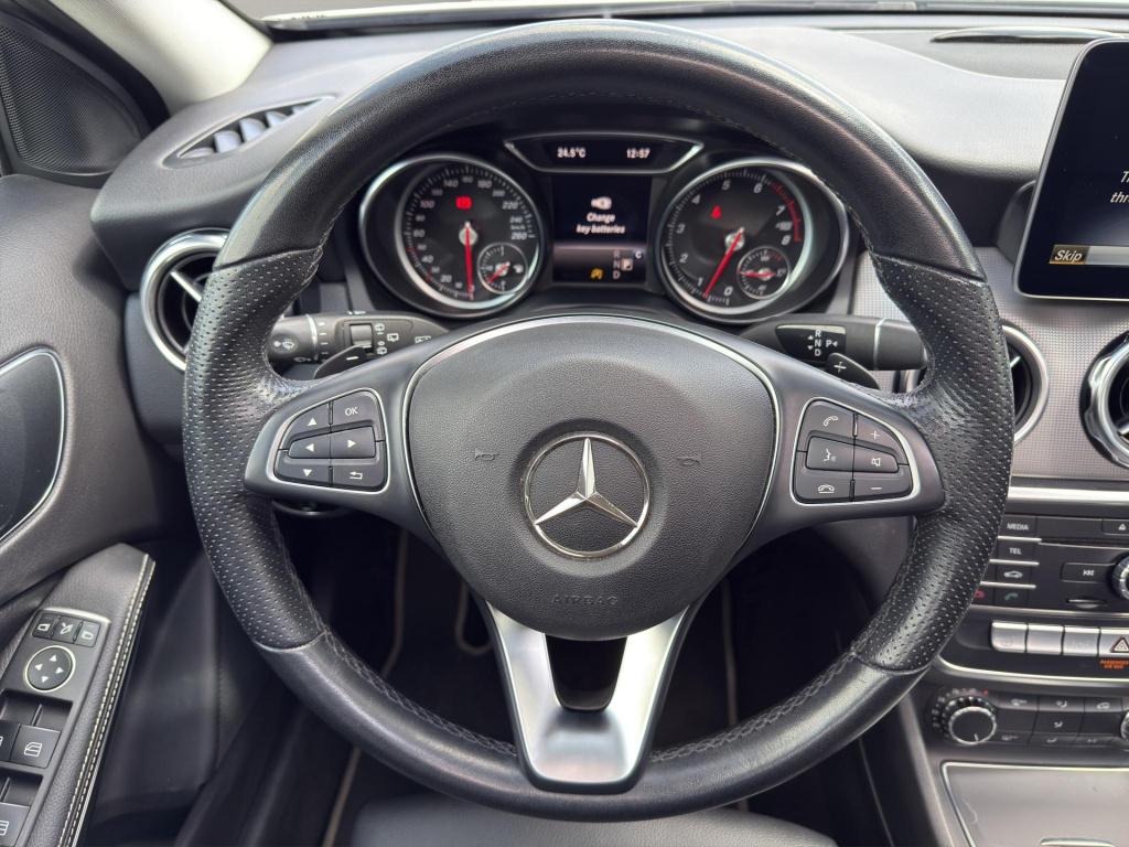Mercedes-Benz Gla-klasse 180 premium | pano | leder sportstoelen | camera |