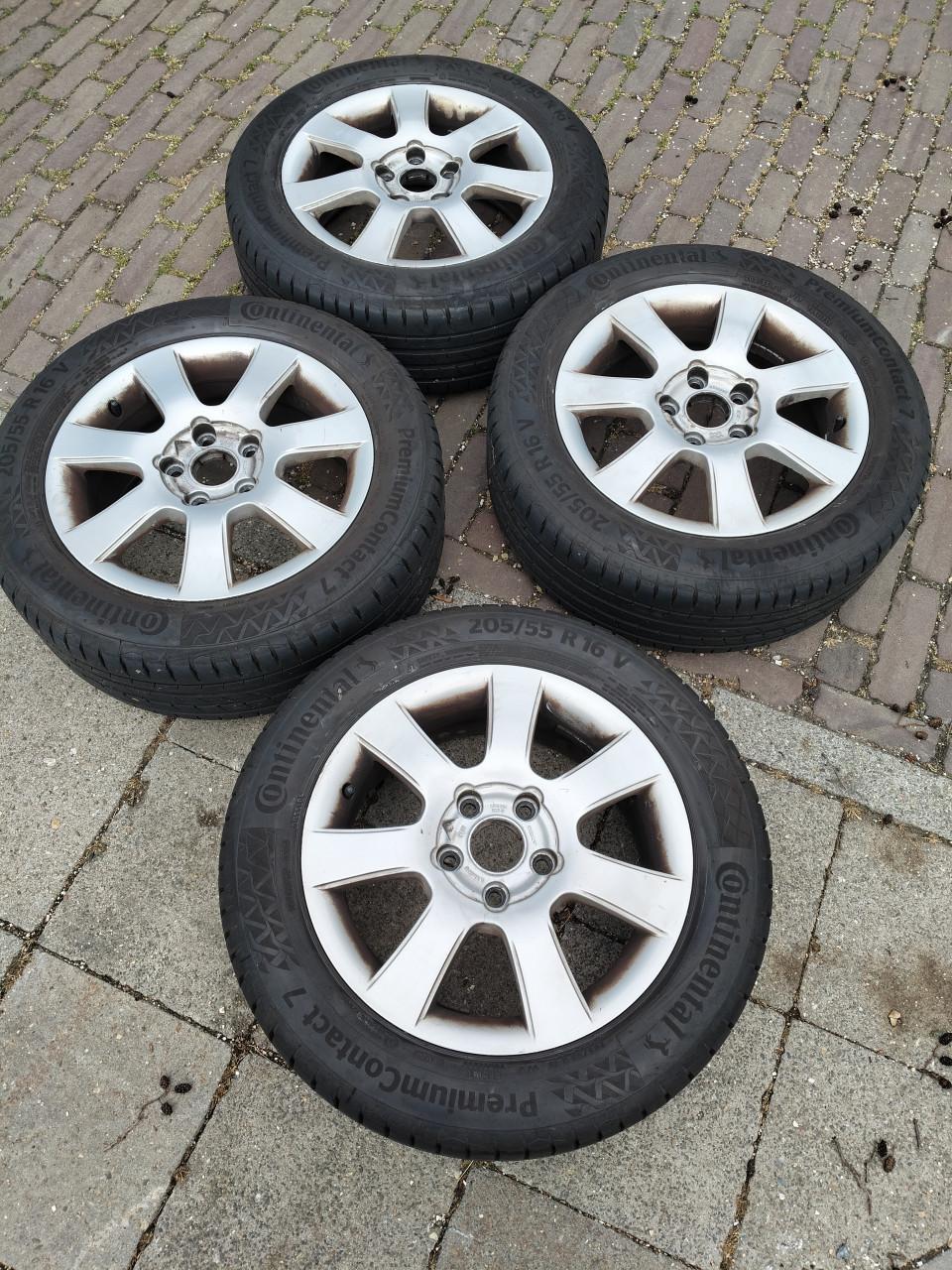 Continental Premium Contact 7 banden met velgen 205/55/R16
