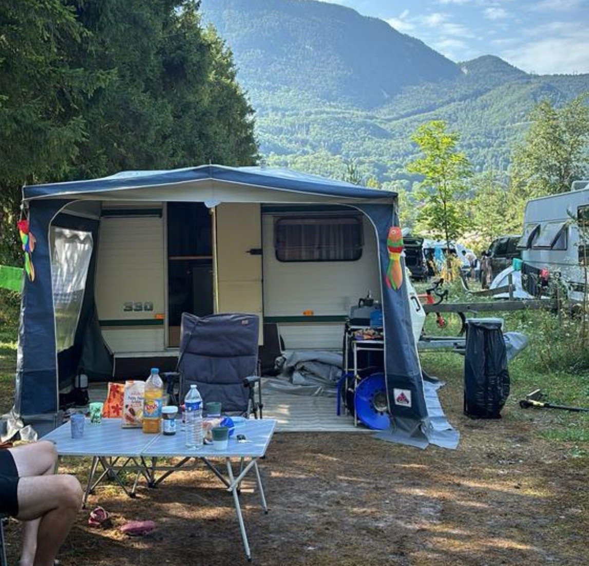 Zeer mooie kleine caravan Chateau LaCar 3.30 met voortent en fietsenrek