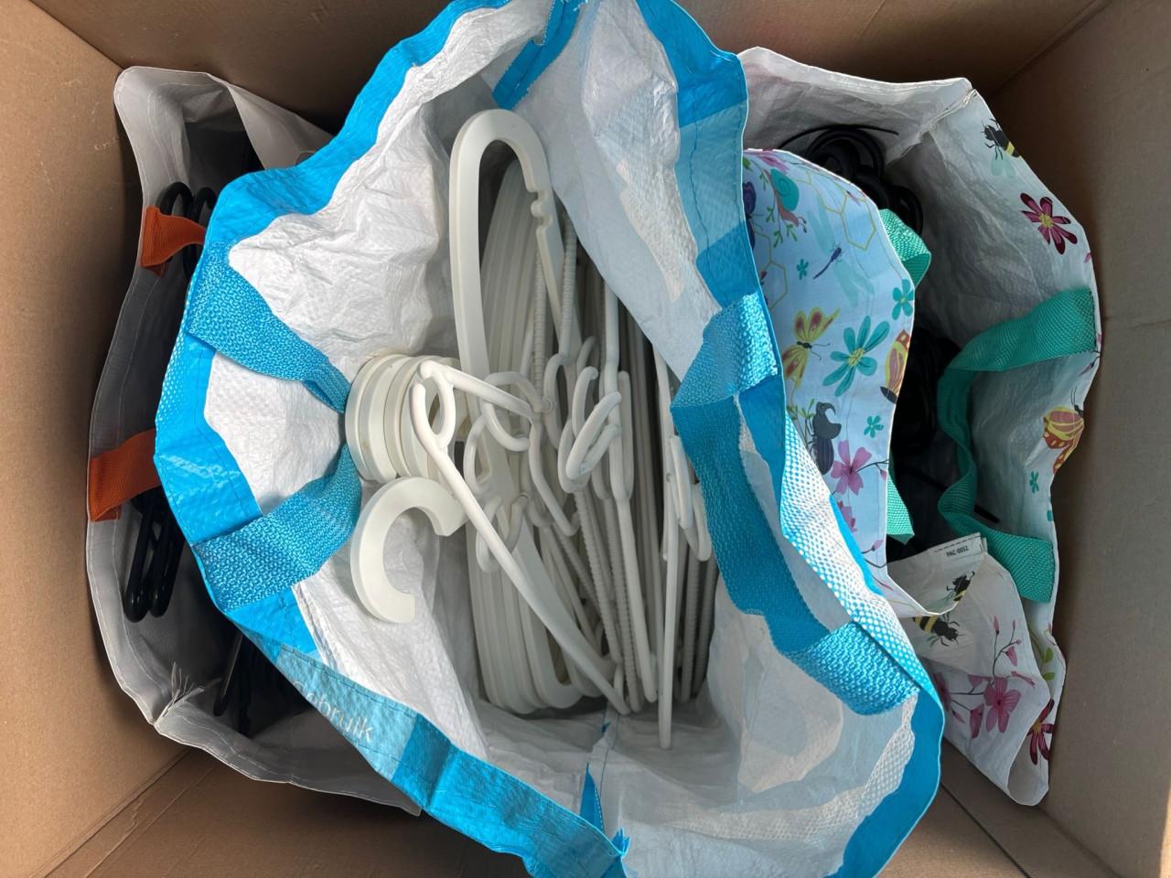 Heel veel kledinghangers 100+
