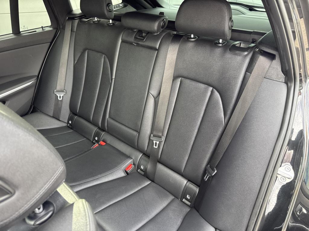 BMW 3-serie touring 330e sportline | panodak | plug-in hybrid