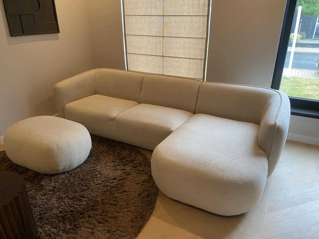 Organische hoekbank + poef + 5 eetkamerstoelen te koop!