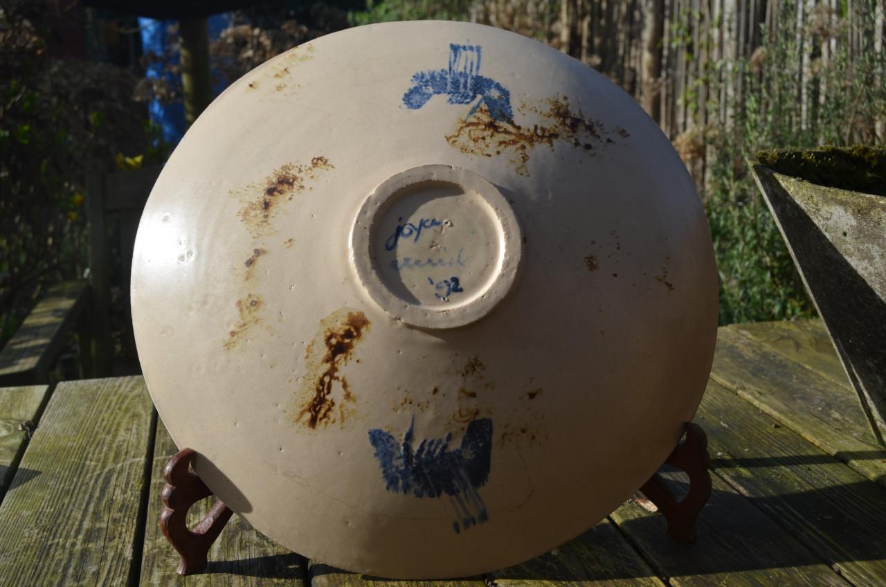 Fraaie grote aardewerk schotel, gesigneerd, gedateerd (1)