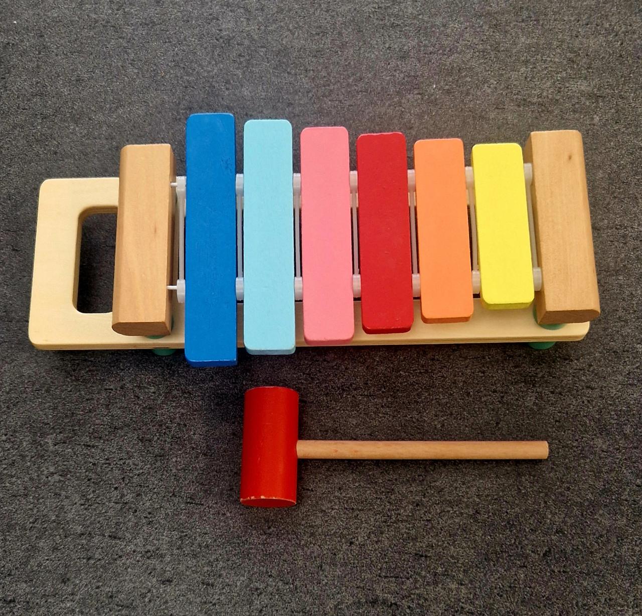 Houten xylofoon (Hema) en houten kralenspiraal (Ikea)