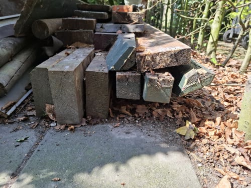 Houten balken en boeidelen