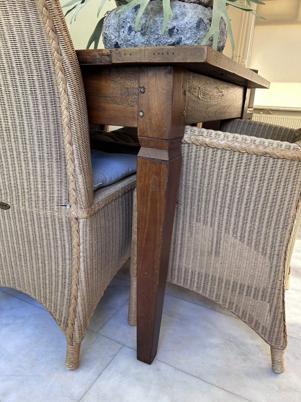 Eettafel en stoelen