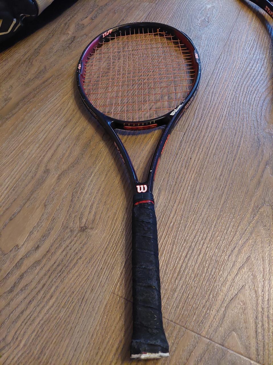 3 Wilson tennisrackets met tas en 11 balletjes