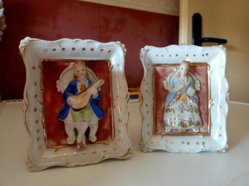 2 porseleinen reliëf schilderijtjes
