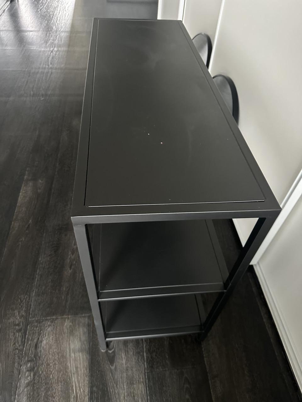 Zwarte side/tafef met twee spiegels