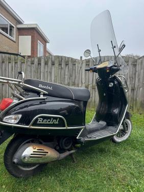 Zwarte scooter Berini Napoli 2- incl. valbeugels en windscherm