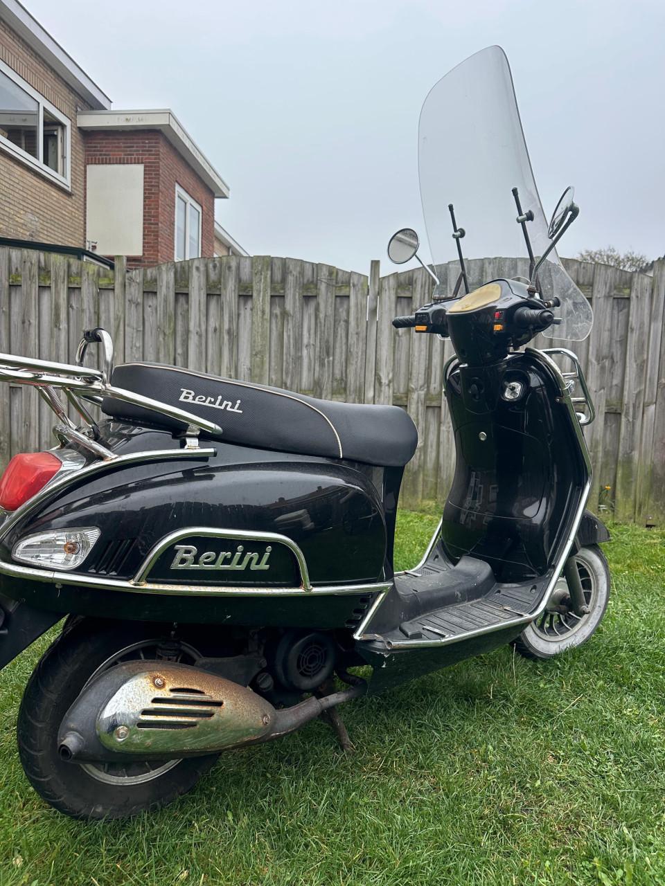 Zwarte scooter Berini Napoli 2- incl. valbeugels en windscherm