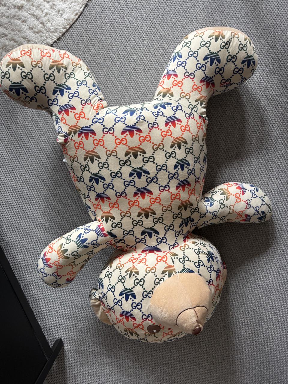 Grotte knuffelbeer Adidas Gucci kermis