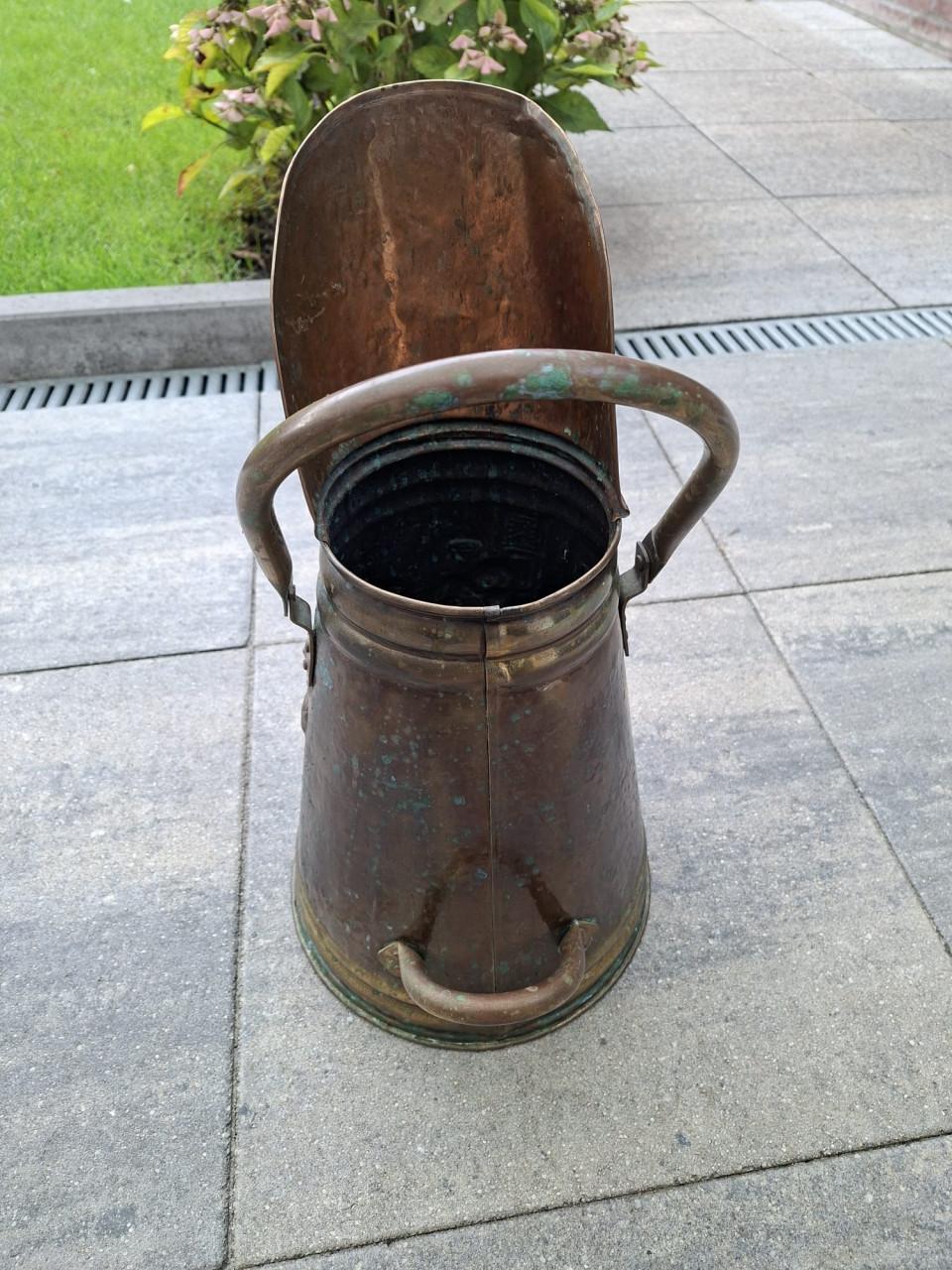 Antieke koperen kolenkit met oud Hollands herberg tafereel.