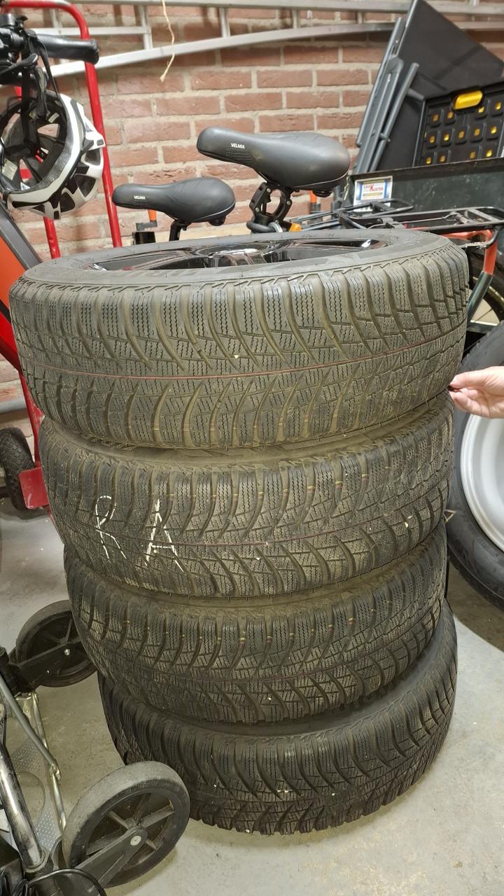 Winterbanden 185/65R15  met velgen steekmaat 4x100