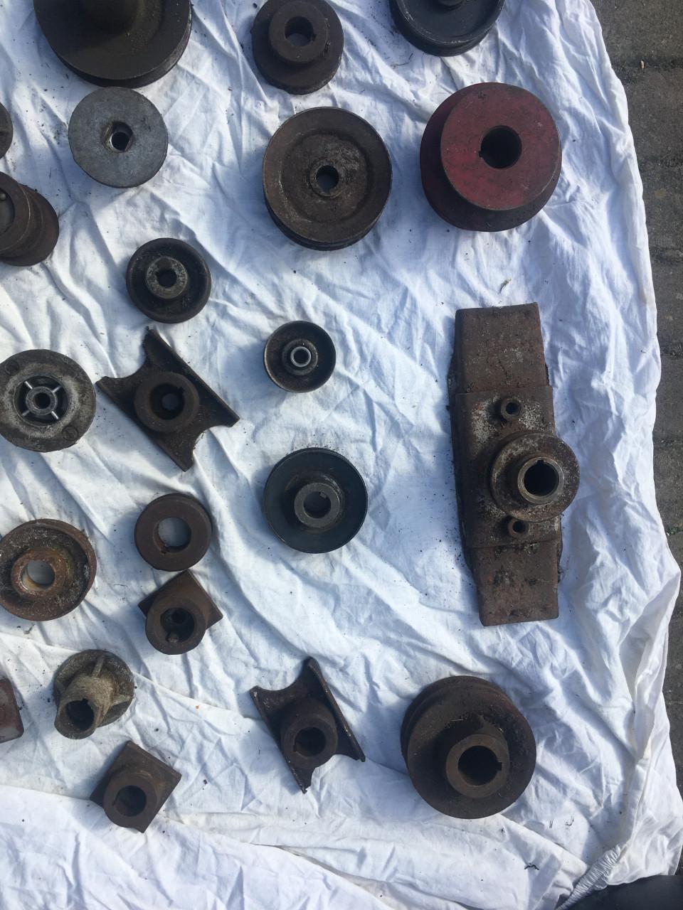 Diverse pullys en meshouders voor grasmaaiers in gebruikte staat