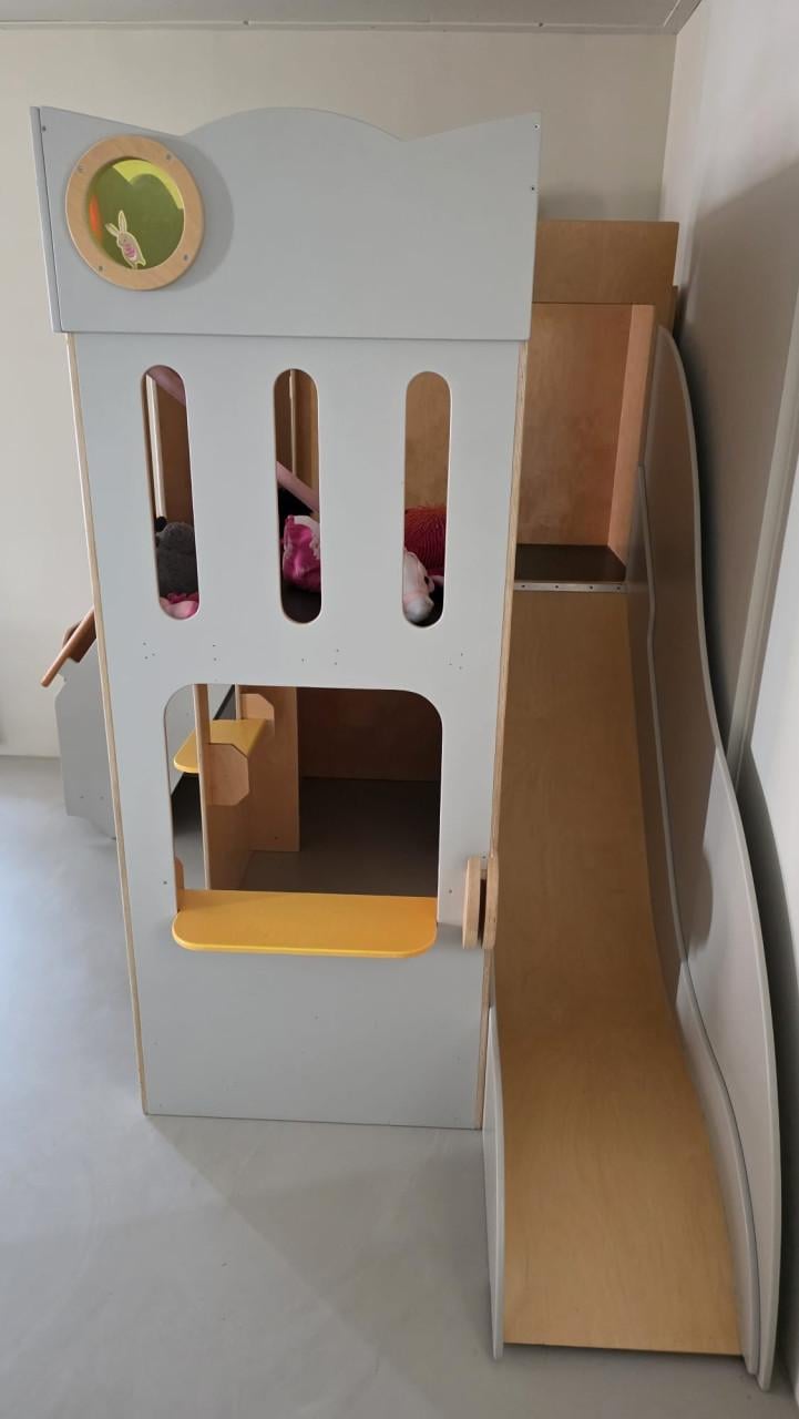 Speelhuisje binnen met glijbaan