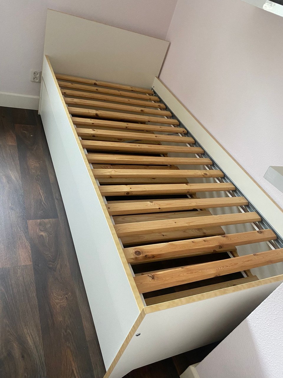 UITSCHUIFBAAR WIT BED MET LATTENBODEM. 1 PERSOONS ALS TWEEPERSOONS. ZIE FOT