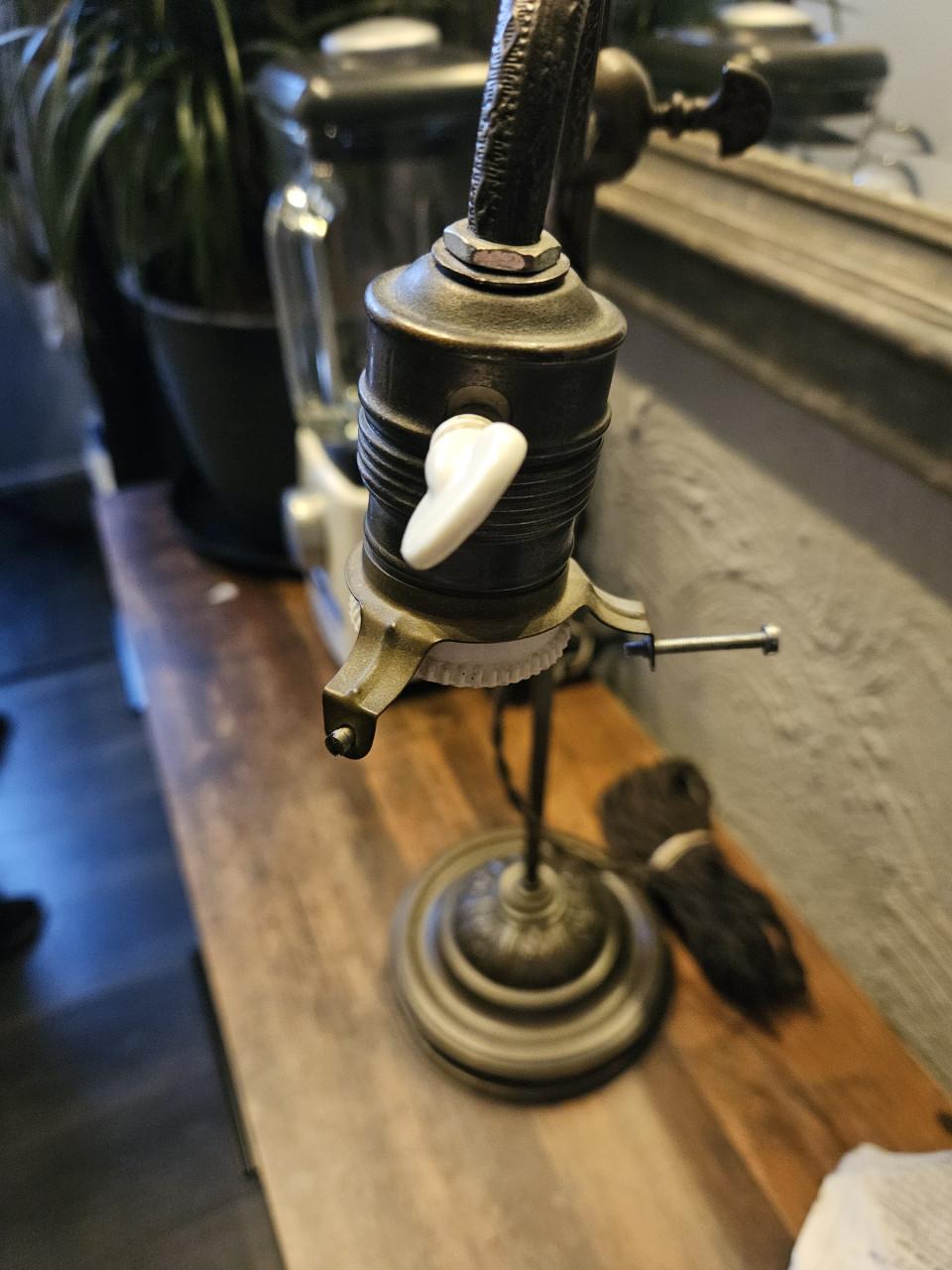 Antieke bronzen tafellamp met glazen kap, nette staat en werkend