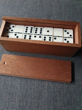 Prachtig antiek groot volledige set van 28 genagelde domino stenen