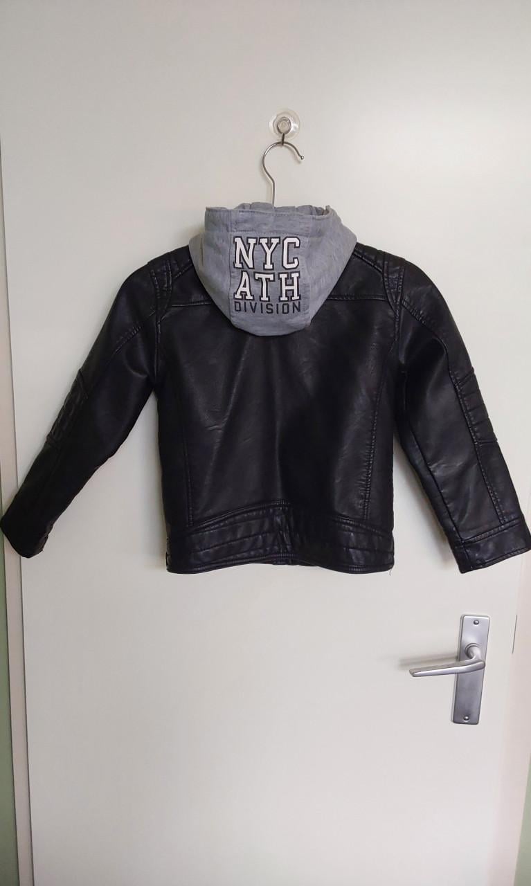 Zwarte imitatie leren jas met capuchon van het merk C&A in maat 122