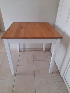 Massief houten tafel 74 x 74 x 75H (in goede nette staat )