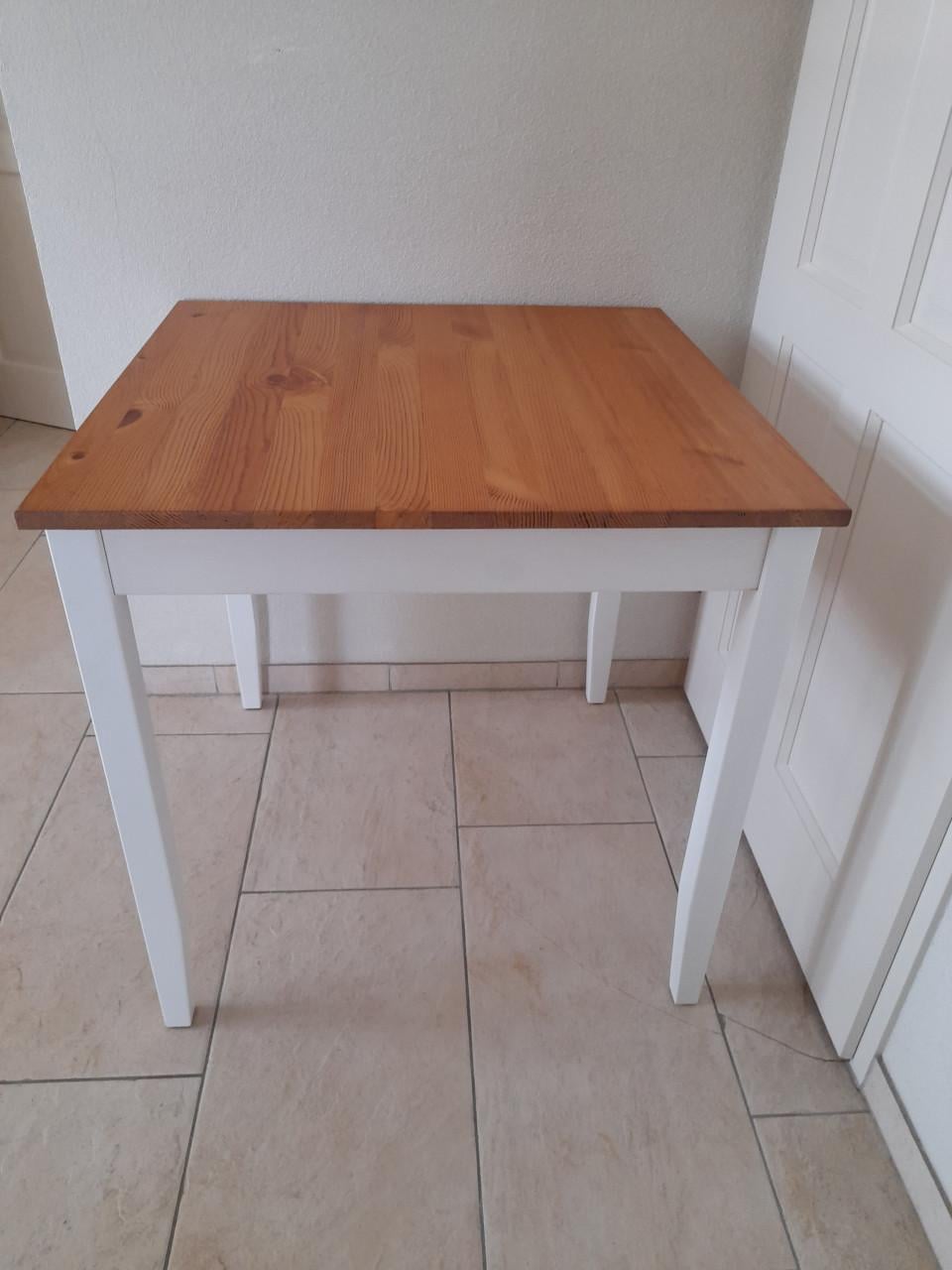 Massief houten tafel 74 x 74 x 75H (in goede nette staat )