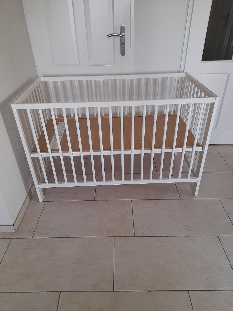 Wit ledikantje ( in goede staat )