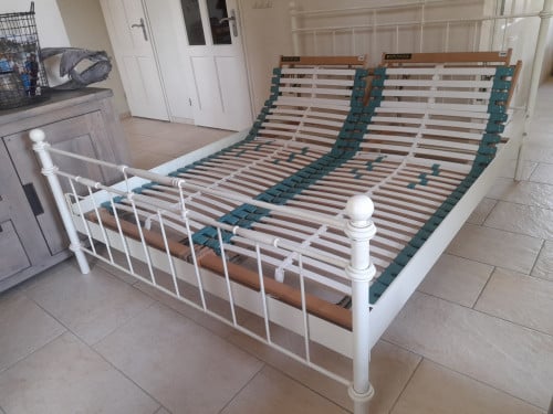 Ijzeren 2 p bed ( 160 x 200 ) met verstelbare lattenbodems (in goede staat)