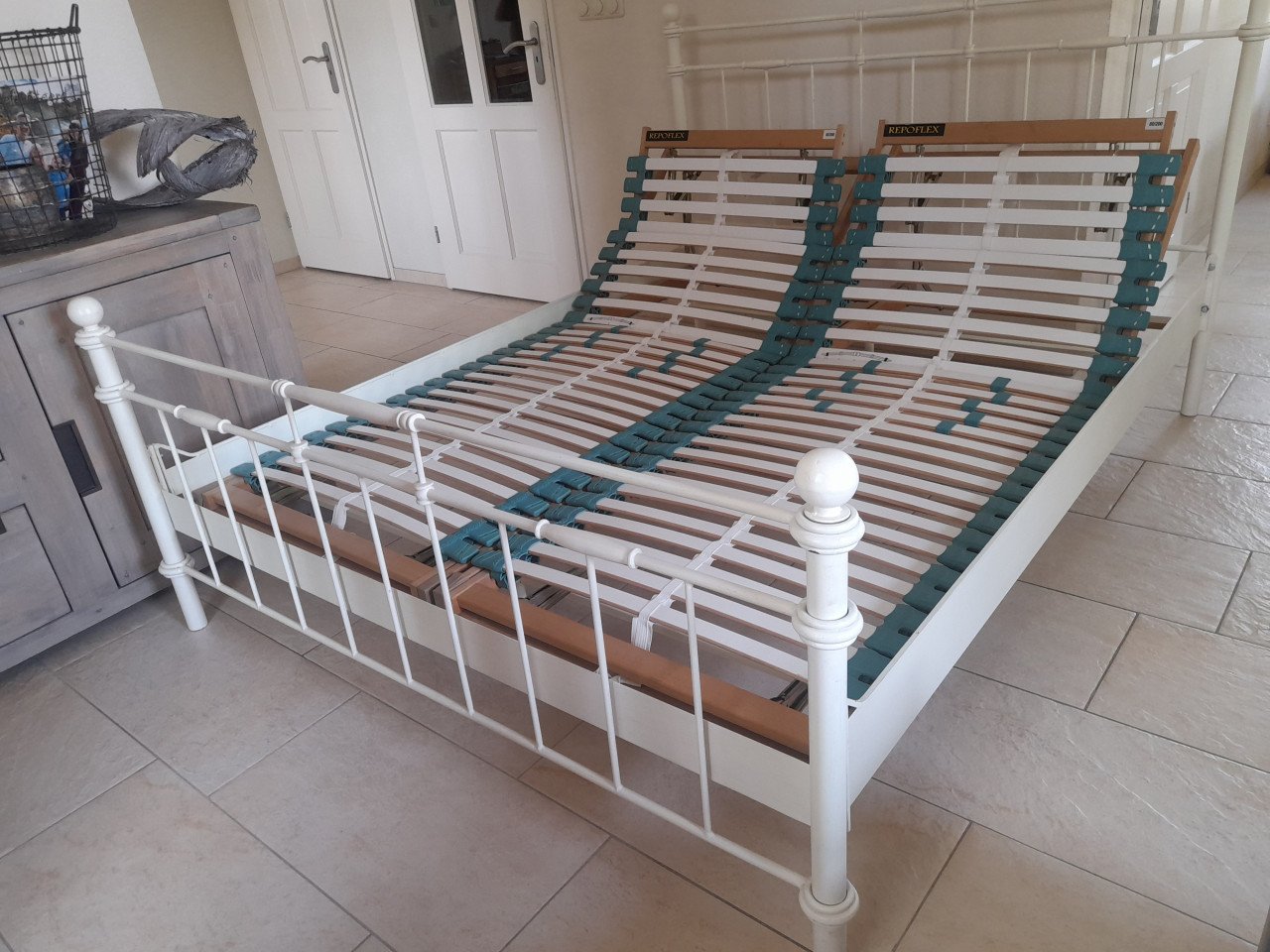 Ijzeren 2 p bed ( 160 x 200 ) met verstelbare lattenbodems (in goede staat)