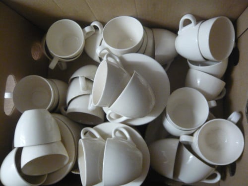 Doos servies, kop en schotels crème.