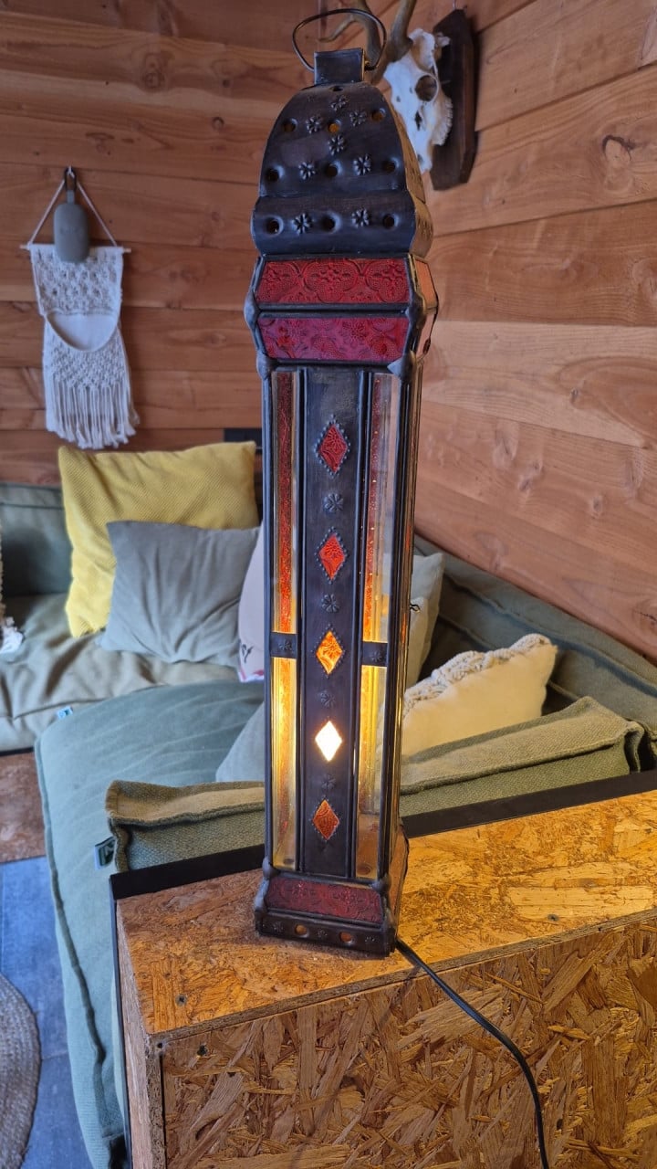 Lamp met gekleurd glas