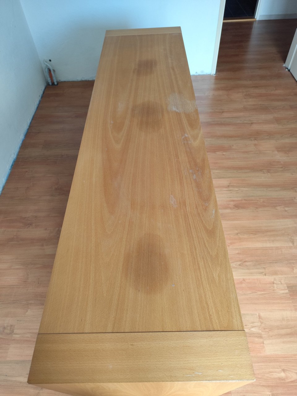 Dressoir kast. Houtlook met witte deuren.