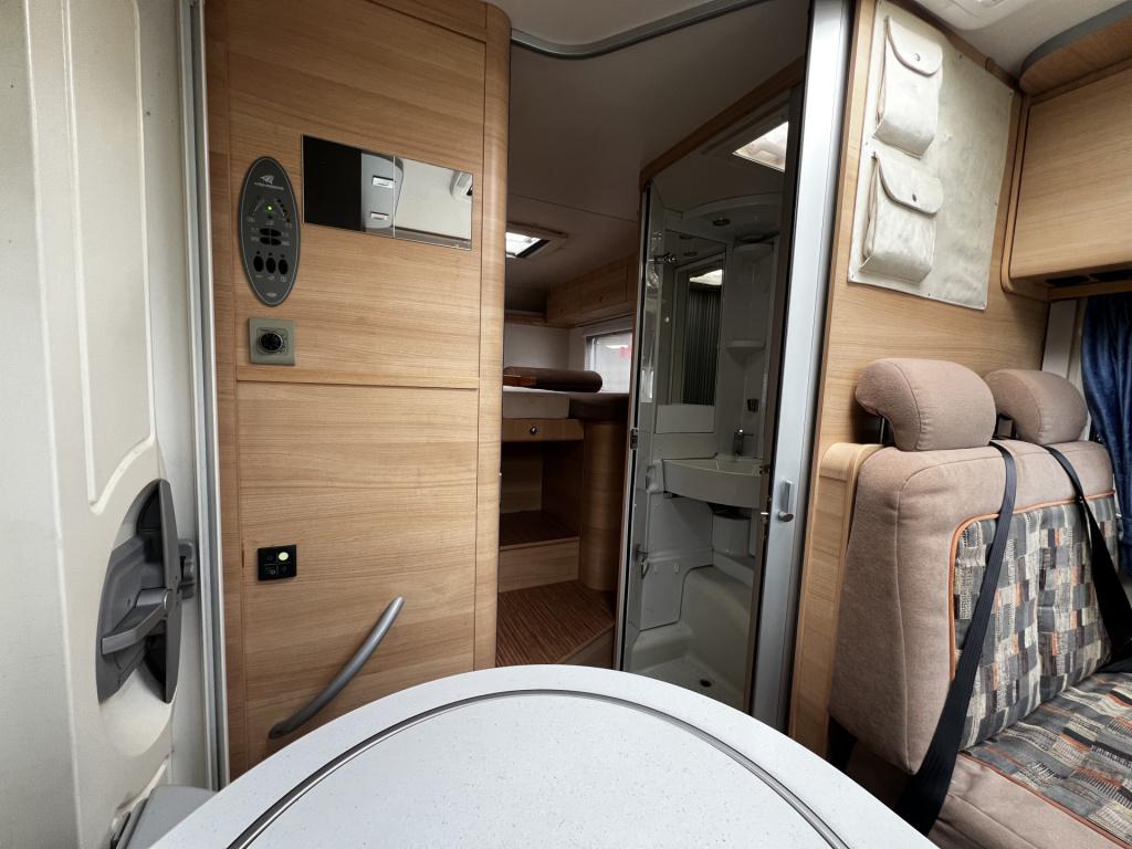 Weinsberg Onbekend r49 x250/2 | camera | groot bed | radio | luifel